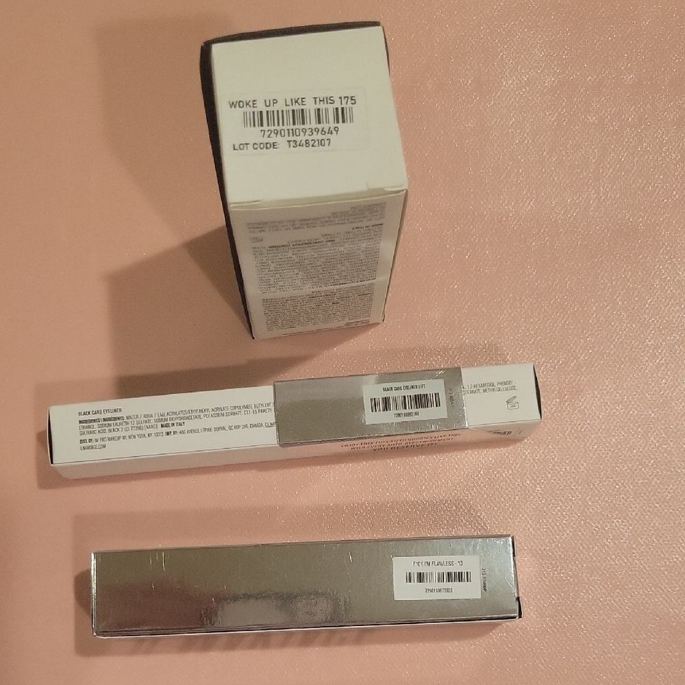 IL MAKIAGE Foundation and Concealer Duo in Black and Silver